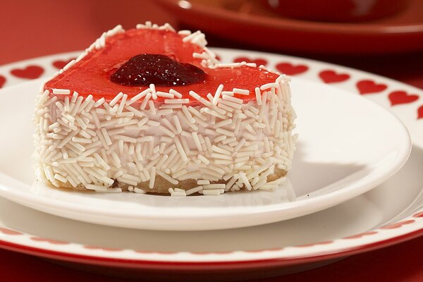 Pastel en forma de corazón con mermelada de fresa