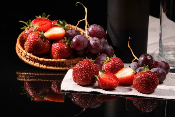 Fresas con uvas en la mesa