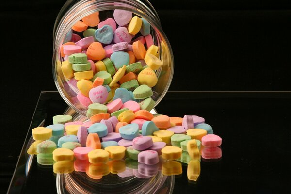 Pot avec des dragées multicolores émiettées