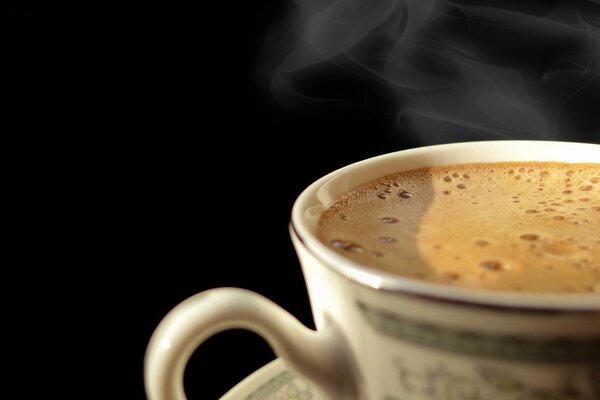 Caffè profumato caldo con schiuma
