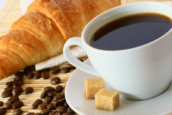 Caffè in tazza e croissant con marmellata per colazione