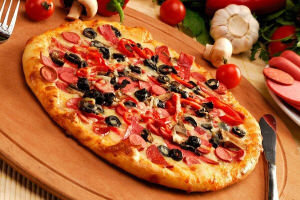 Pizza appétissante aux olives, poivrons et champignons