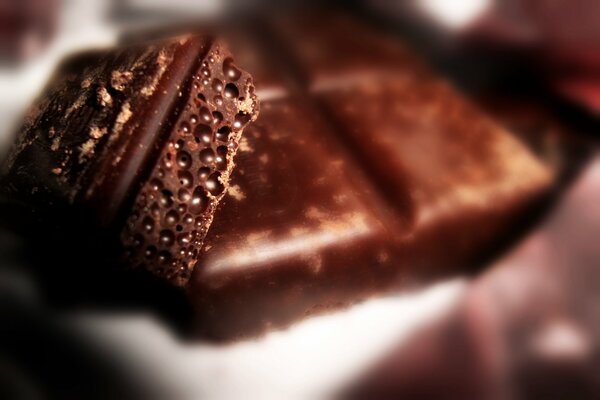 Fetta di cioccolato poroso vicino