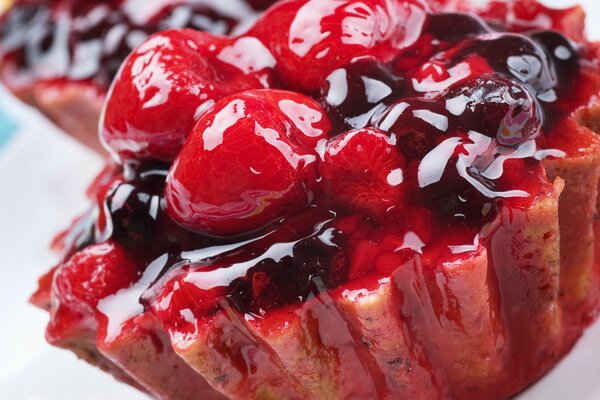 Gâteau sucré aux baies de la forêt