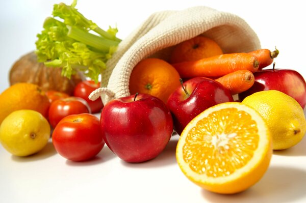 Frutas y verduras maduras en la mesa