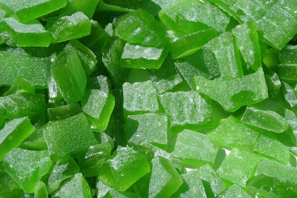 Eine Streuung von Marmeladenstücken in gesättigter grüner Farbe