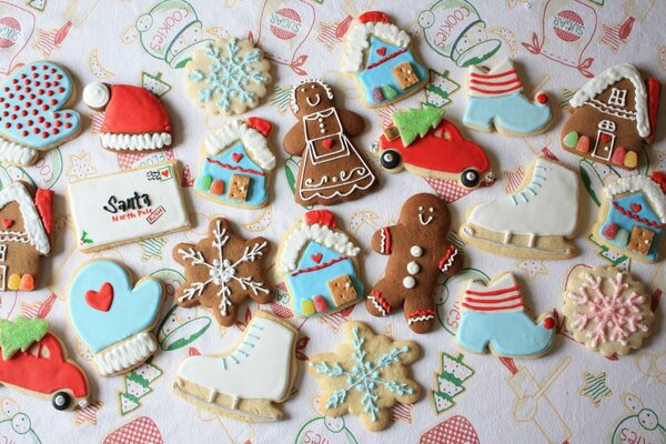 Galletas de Navidad en forma de hombres de pan de jengibre clásicos y otros símbolos de año nuevo e invierno: copos de nieve, mitones, patines, casas, coches con un árbol de Navidad