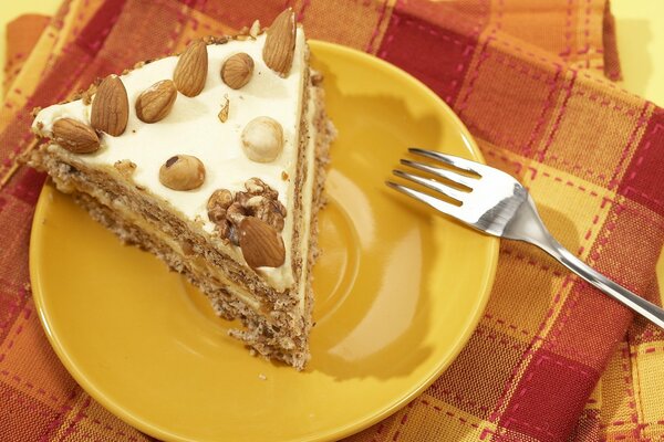 Tranche de gâteau dans une assiette jaune