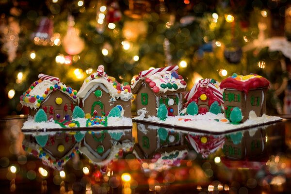 Case di pan di zenzero sullo sfondo di un albero di Natale e Gerland