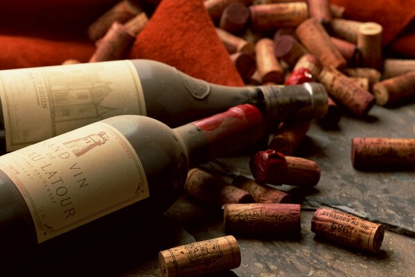 Botellas de vino sobre la mesa en el fondo de los atascos de tráfico
