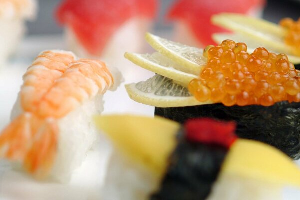 Sushi con camarones, caviar y limón