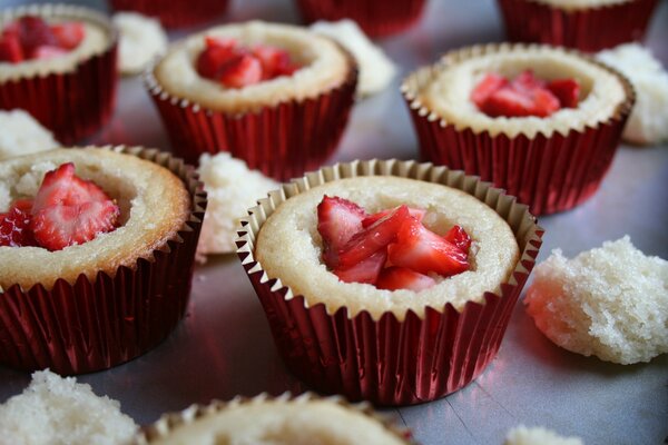 Muffins avec des tranches de fraises fraîches
