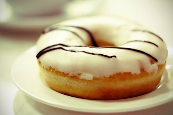 Donut en glaseado cremoso en un platillo