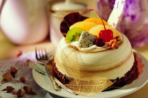 Der Kuchen mit Beeren liegt auf dem Teller