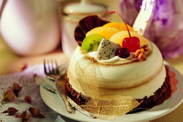 Pastel de bayas en un plato