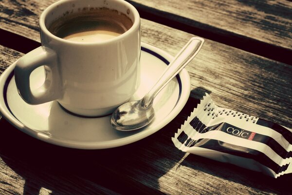 Tazza di caffè e bigné sul tavolo