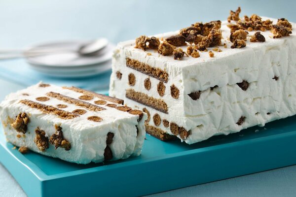 Gâteau à la crème glacée aux noix et biscuit au chocolat