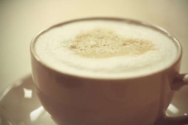 Cappuccino caldo in un caffè accogliente
