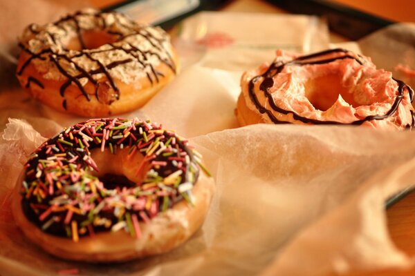 Diferentes donas con chocolate y migas