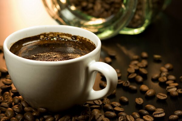 Tazza di caffè con chicchi di caffè