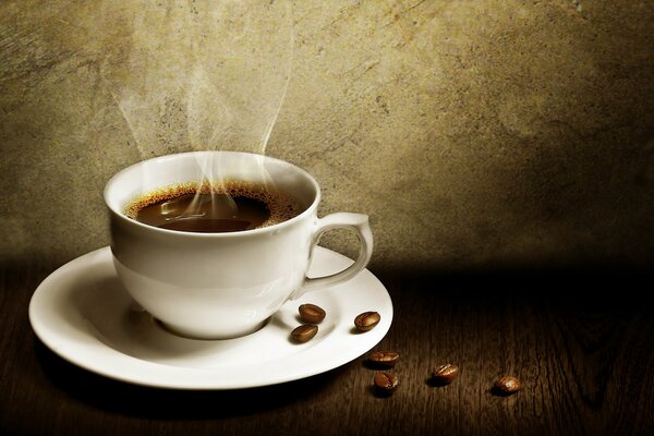 Tasse de café parfumé sur une soucoupe