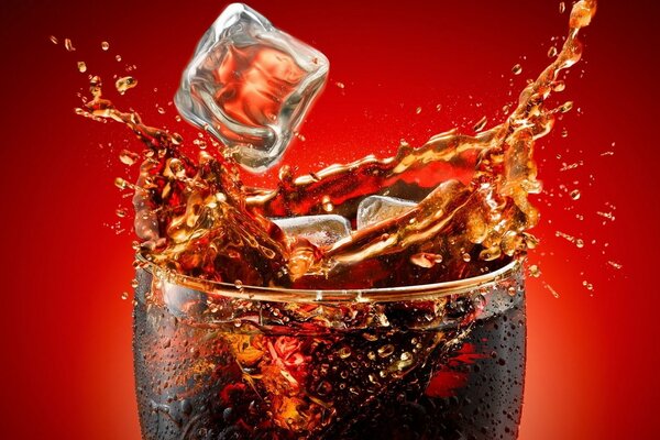 Bicchiere di Coca Cola con cubetti di ghiaccio