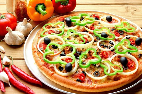 Вкусная пища пицца. Пицца из помидоров острого перца оливок лука болгарского перца маслин