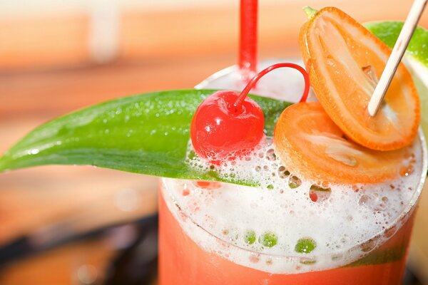 Cocktail di frutta in un bicchiere di vetro