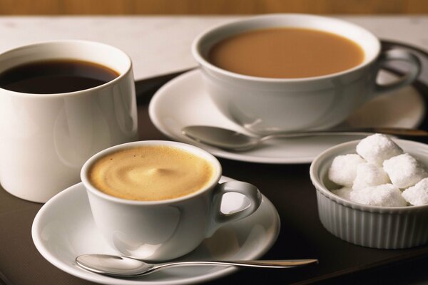 Diferentes tazas de café con azúcar