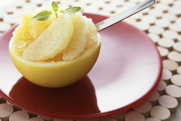 Dessert di fette di pompelmo su un piatto rosso