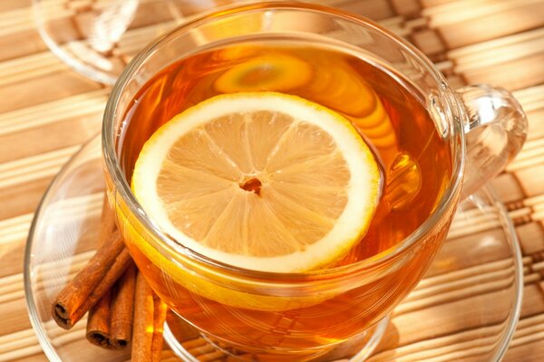Tazza di tè al limone e cannella