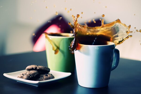 Tazas de té, galletas de chocolate
