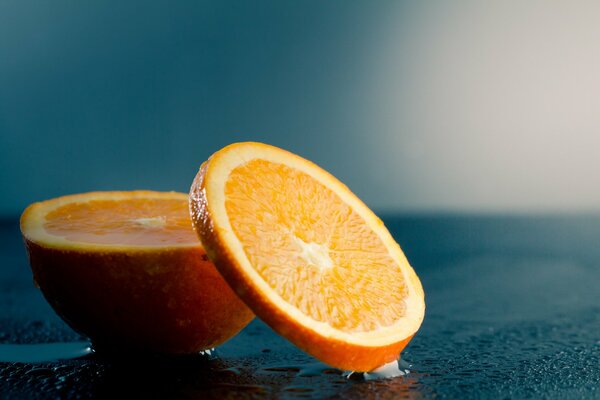 Orange sur une surface humide