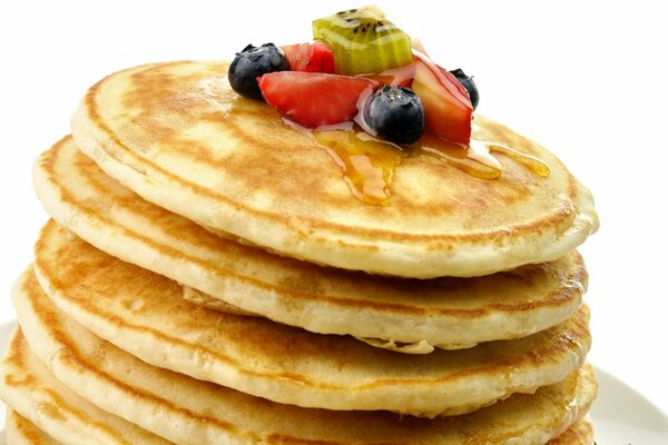 Kleine Pfannkuchen mit Obst und Honig