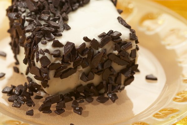 Gâteau aux pépites de chocolat sur une assiette