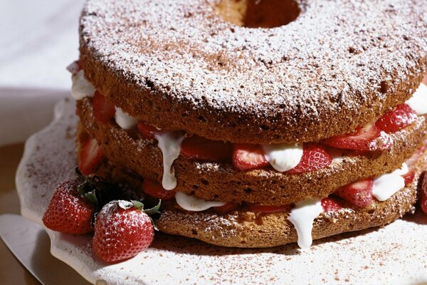 Delicious cake with strawberries and powdered sugar