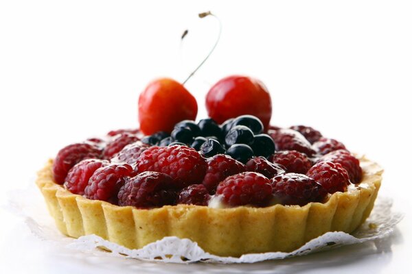 Tarte sucrée aux framboises et aux bleuets