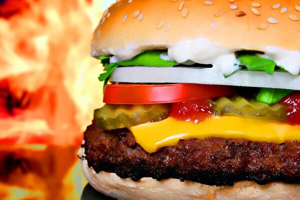 Hamburger appetitoso con cotoletta e verdure