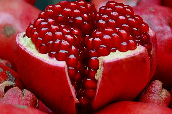 Melograno rosso scoperto nella buccia
