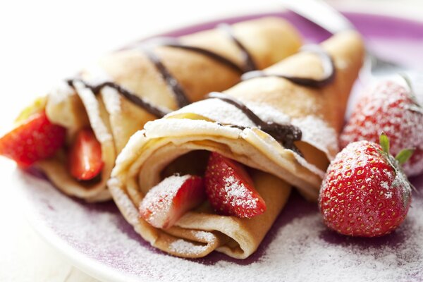 Pfannkuchen mit Erdbeeren und Puderzucker