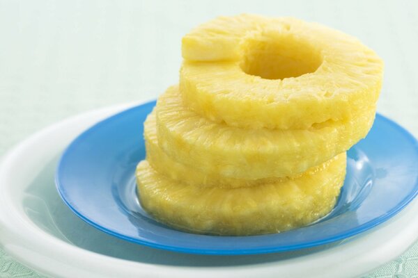 La torta sembra un ananas sullo sfondo