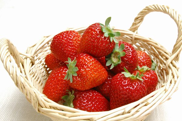 Cesta de fresas sobre fondo blanco