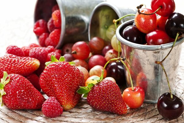 Landbeeren in einem Metallglas