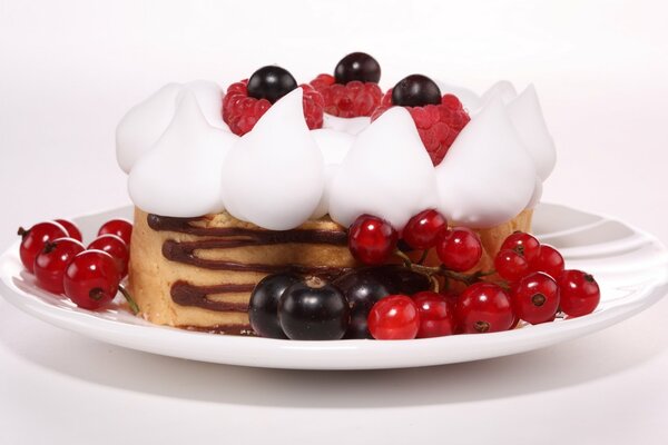 Dessert dolce con ribes e lamponi