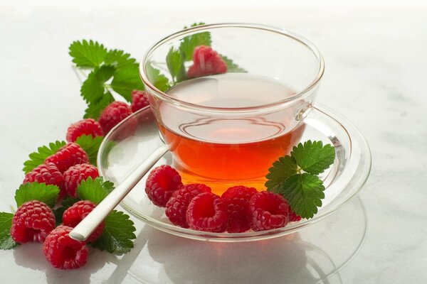 Petite tasse de thé aux framboises