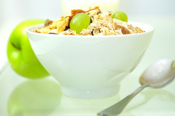 Müsli mit Trauben in einem Teller auf dem Tisch