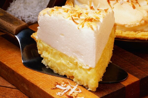 Pastel de merengue y coco aireado