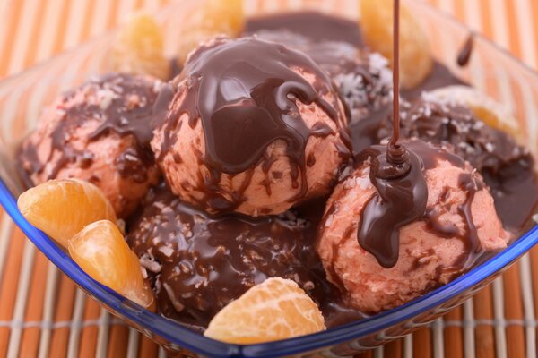 Boules sucrées dans une sauce au chocolat avec des mandarines