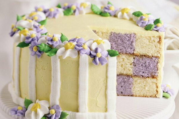 Pastel de crema con flores para la fiesta