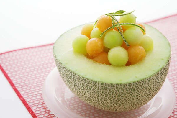 Melon z owocami na talerzu